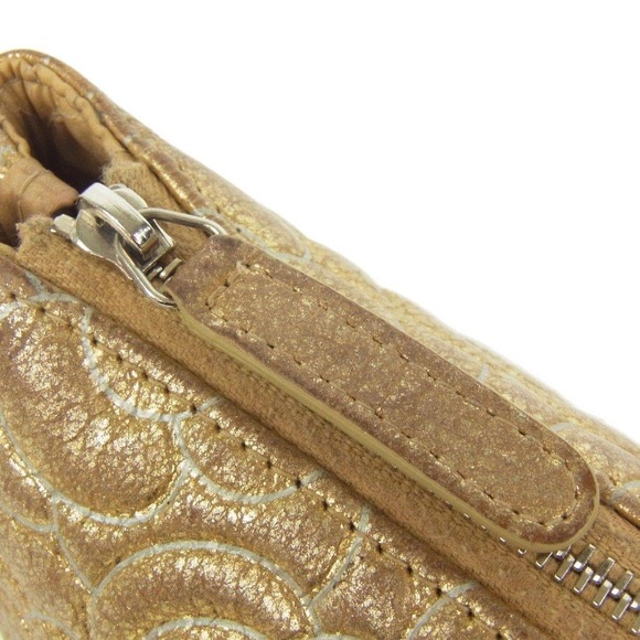 CHANEL 💯% authentic camellia shiny leather pouch - Picture 8 of 8